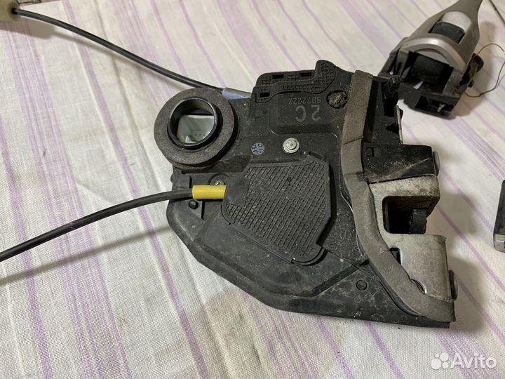 Замок ручка Лёвой задней двери Toyota Corolla 150