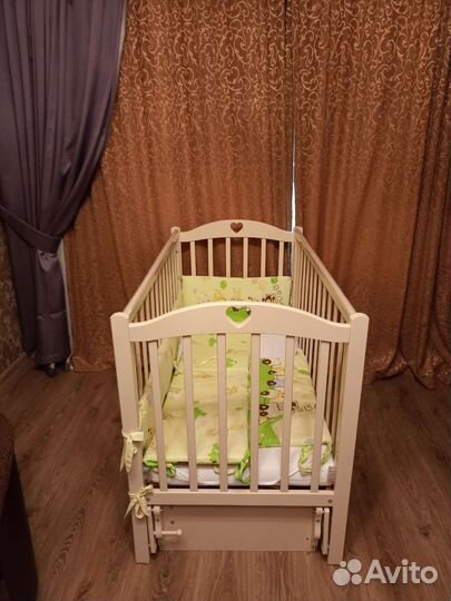 Детская кроватка с маятником и ящиком