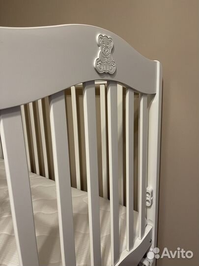 Детская кроватка с универсальным маятником