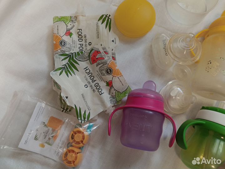 Много вещей для младенца девочки, соски, бутылочки