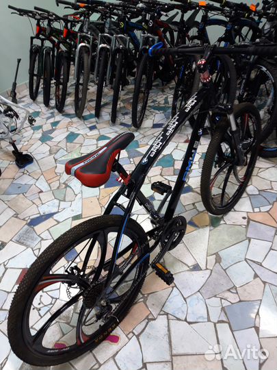 Велосипед на литых дисках чёрный на чёрном