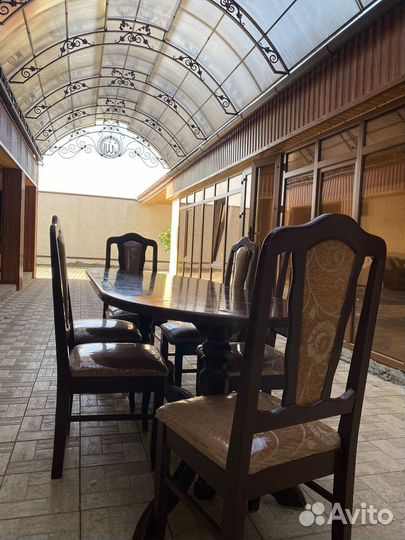 Стол со стульями