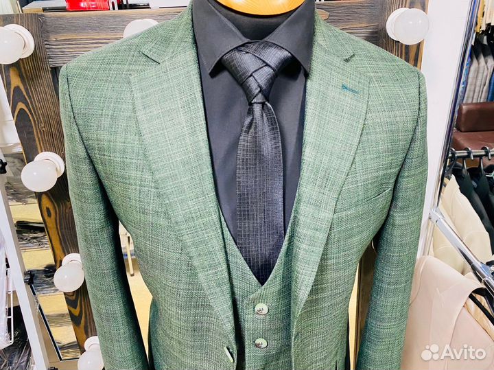 Мужской классический костюм зеленый тройка