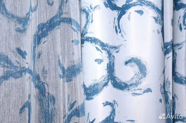 Комплект штор из портьер и тюля с синими вензелями