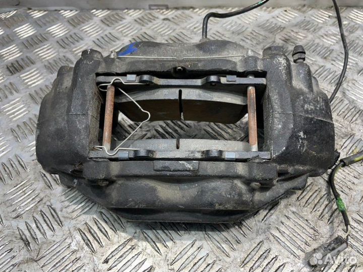 Суппорт передний правый Toyota Tundra XK50