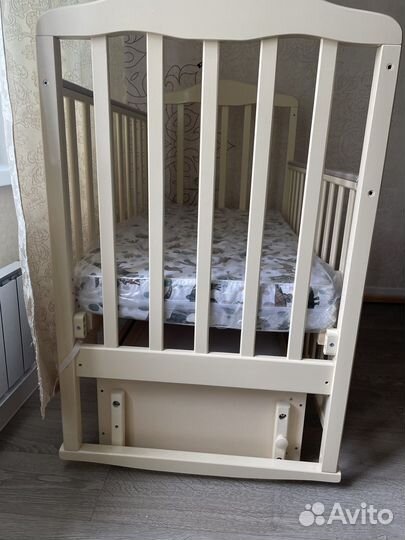 Детская кроватка с маятником и ящиком