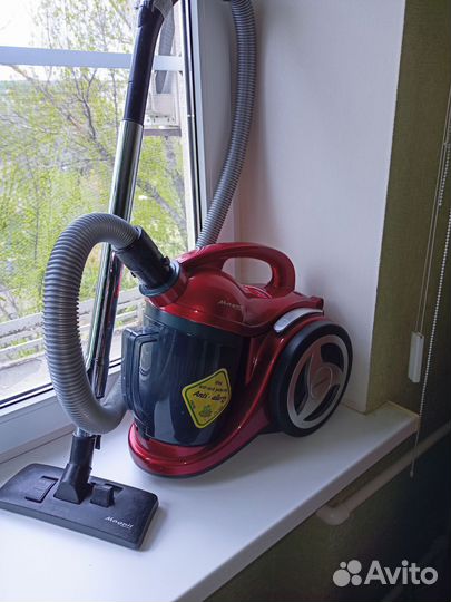 Пылесос Magnit RMV-1600 красный металл 2100Вт