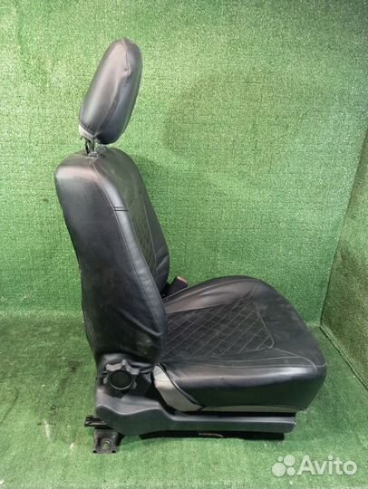 Сиденье переднее правое Mitsubishi Carisma