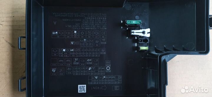 Крышка блока реле Mitsubishi Pajero Sport L200