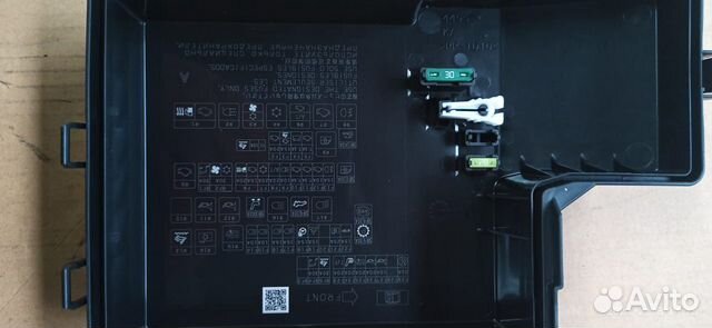 Крышка блока реле Mitsubishi Pajero Sport L200