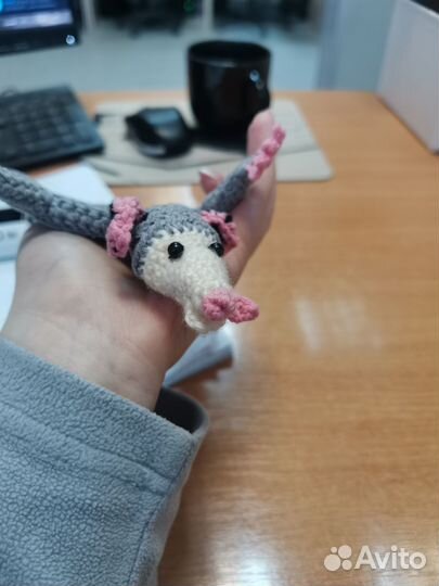 Вязанный опоссум под кружку