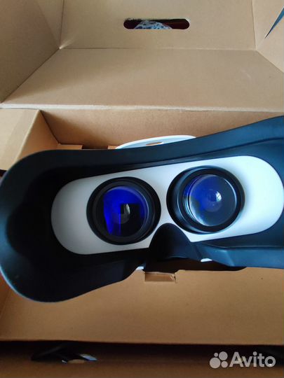Очки виртуальной реальности с джойстиками