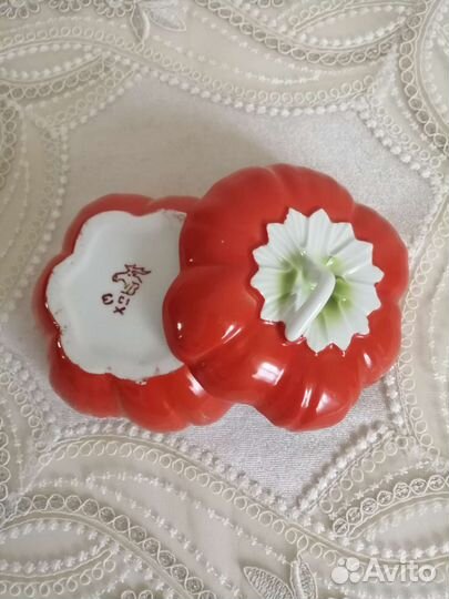 Фарфоровая масленка или шкатулка в виде помидора