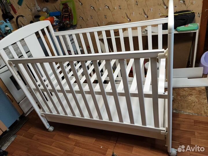 Кроватка с ящиком на колёсиках