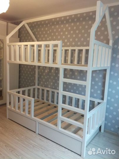 Двухъярусная кровать домик
