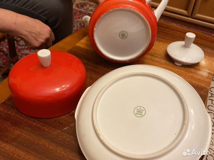 Фарфоровые кофейник и масленка