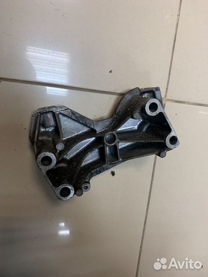 Кронштейн двигателя VAG 036199275D (1.4л)