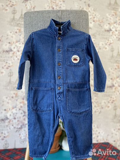 Джинсовый комбинезон Zara и кеды