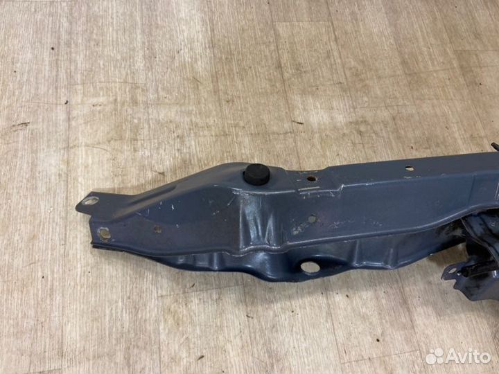 Рамка радиатора верхняя передняя Nissan Note E11