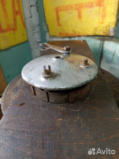 Задний опорник с колодкам мотоцикла Панония