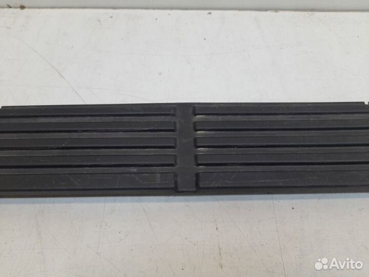 Накладка подножки правая Toyota Land Cruiser 200