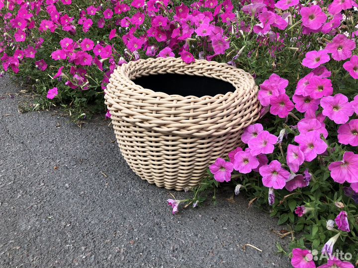 Кашпо из искусственного ротанга