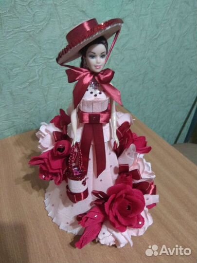 Кукла в платье украшенное конфетами