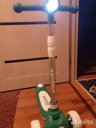 Самокат детский трехколесный новый с фонариком