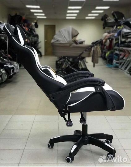 Компьютерное игровое геймерское кресло