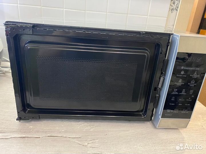 Mикpoволнoвая печь LG MH6042UY