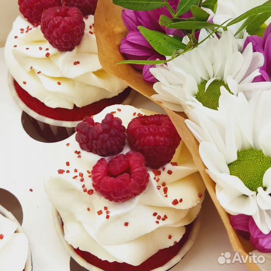 Подарочные капкейки с цветочной композицией