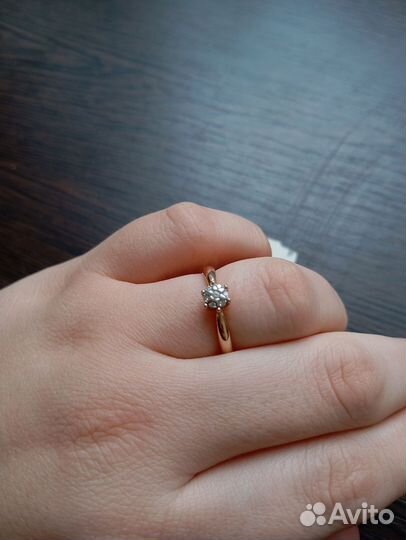 Помолвочное кольцо с бриллиантом