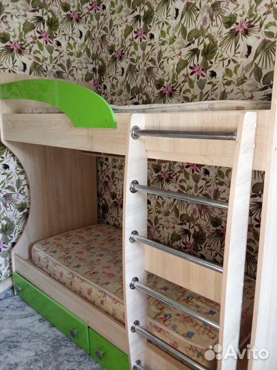 Кровать двухьярусная