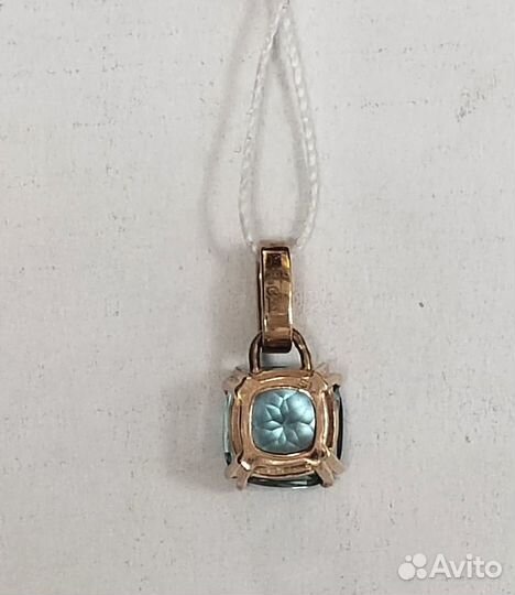 Золотая подвеска с камнем