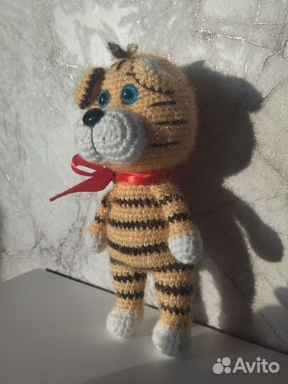 Вязанная игрушка тигренок