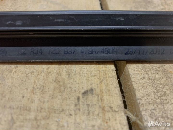 Уплотнитель стекла внутренний передний левый Skoda