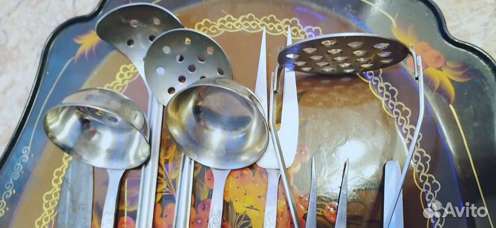 Столовые приборы и поднос