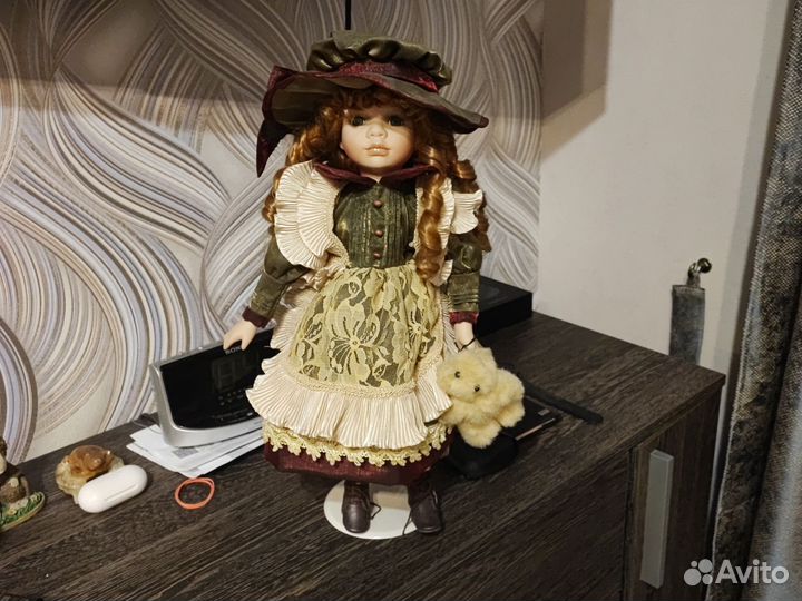 Кукла из фарфора 42см