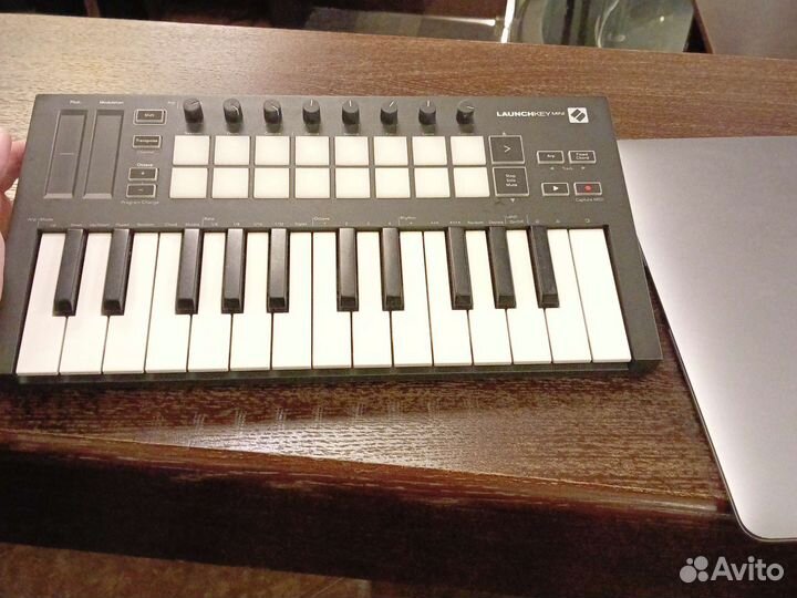 Midi клавиатура novation LaunchKey Mini MK3