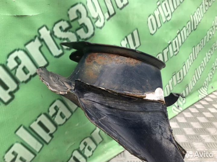 Стакан передний правый Mercedes-Benz S124 M102.982