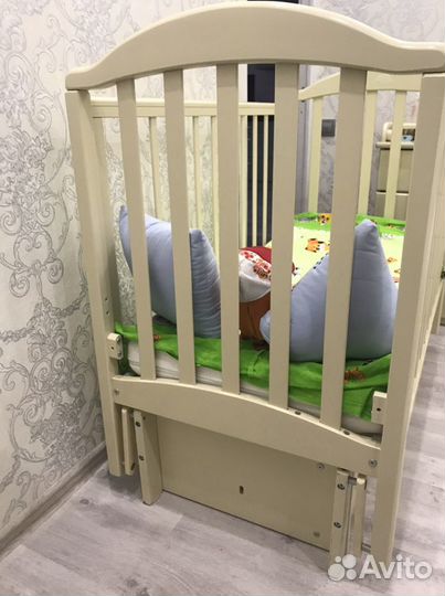 Детская кроватка с маятником и комодом Лель