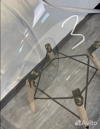 Стyл прозрачный, на ножках из дерева