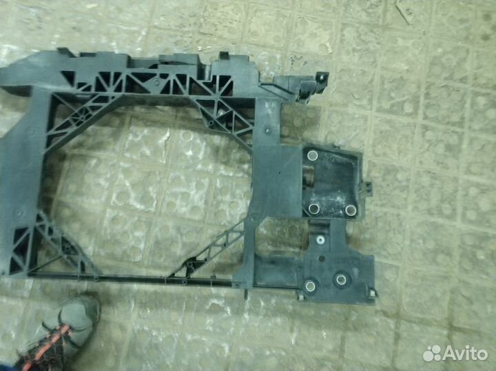 Renault scenic 11г. рамка радиатора