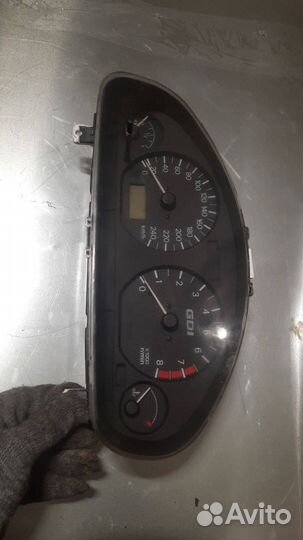 Щиток приборов Mitsubishi Carisma 2000