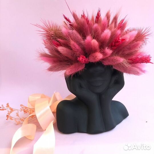 Гипсовое кашпо с яркими сухоцветами