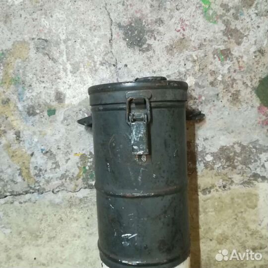 Железный тубус, кофр. Возможно от чего то военного