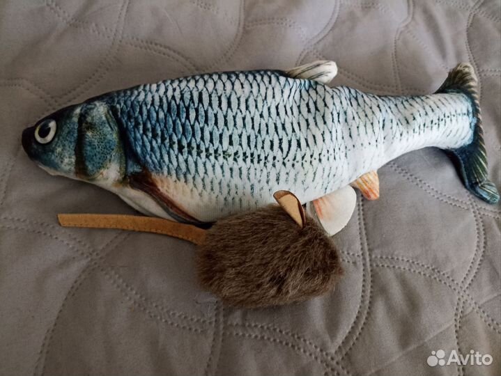 Игрушки и расчёска для кошек