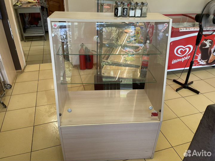 Витрина с полками стеклянными