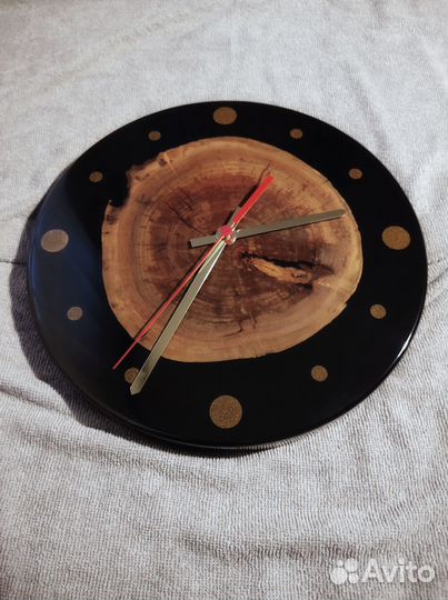 Часы из дерева и эпоксидной смолы