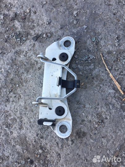 Крепление лючка бензобака Renault Logan II